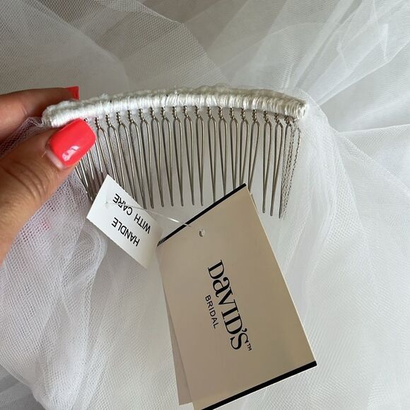 David’s Bridal • Raw hem chapel length white veil - Picture 5 of 8